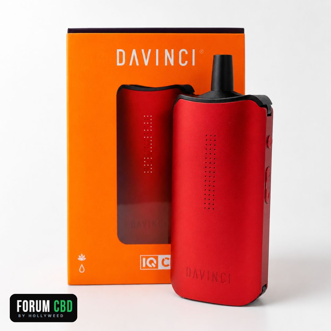 Vaporisateur portable DaVinci IQC rouge présenté devant sa boîte orange sur fond blanc.