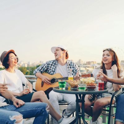 Apéro chill entre potes avec alcool et ambiance détente illustration consommation sociale