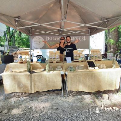 Vente de produits CBD Fleur des Cévennes sur un stand en marché local