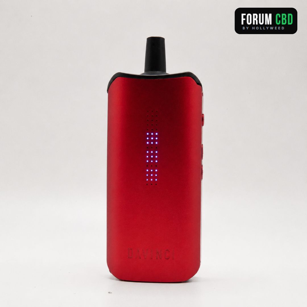 Le vaporisateur portable DaVinci IQC rouge est présenté sous différents angles afin de mettre en avant son format compact, son design ergonomique et sa facilité de transport pour une utilisation quotidienne avec des fleurs CBD