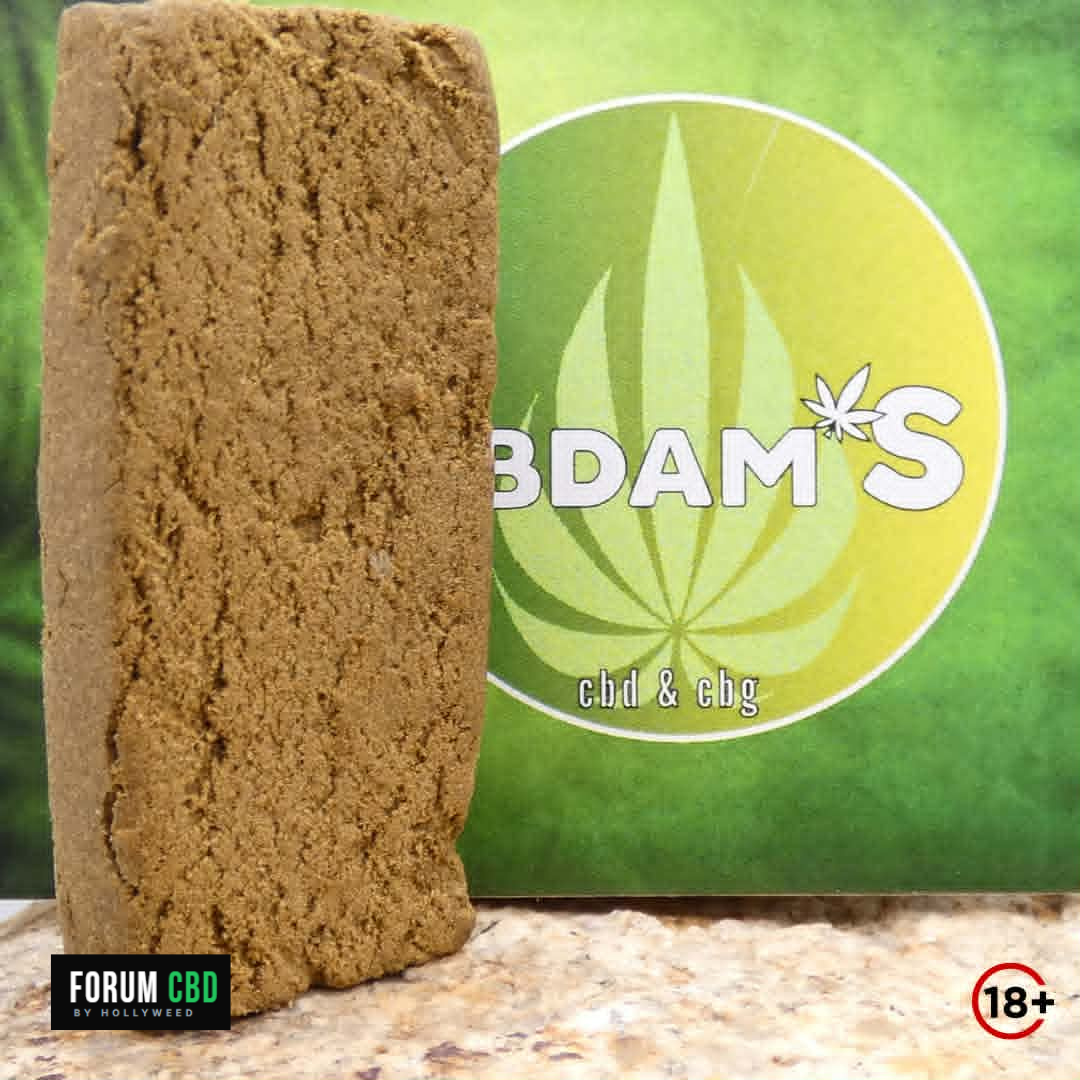Bloc de résine CBD beige présenté devant le logo du shop CBDAM’S