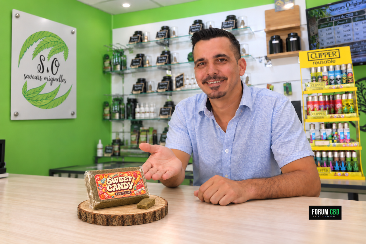 Mise en scène de Jimmy Boada présentant la résine CBD Sweet Candy sur un socle en bois, dans la boutique Saveurs Originelles.