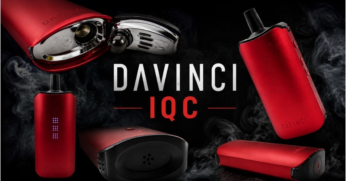 Montage du vaporisateur DaVinci IQC rouge sur fond noir légèrement fumant, présentant plusieurs vues de l'appareil avec la typographie « DAVINCI IQC » au centre, illustrant le test complet du vaporisa