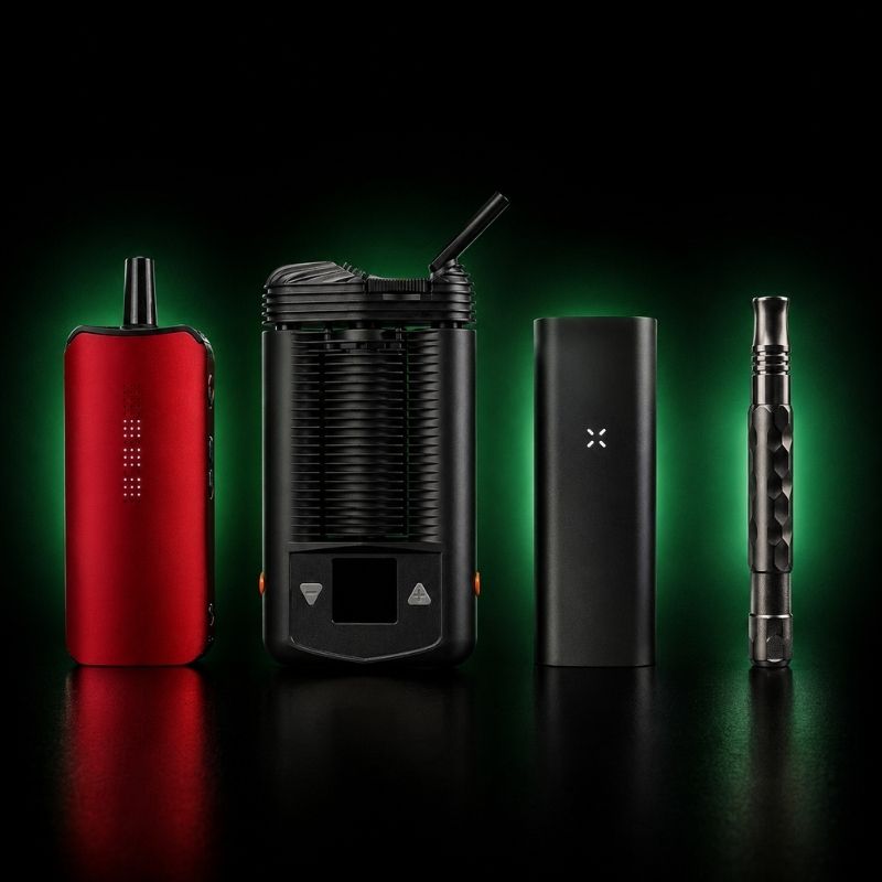 Comparatif de plusieurs vaporisateurs CBD connus incluant DaVinci IQC, Mighty Plus, PAX Plus et Dynavap sur fond noir et vert